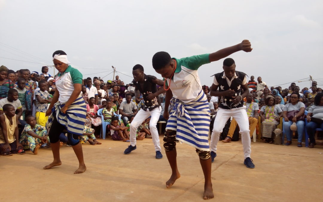Danse des jeunes filles et garçons au rythme traditionnel à Kaboli le 19 Août 2019 à l’occasion de la journée traditionnelle organisée par l&rsquo;Association ka fo Ana